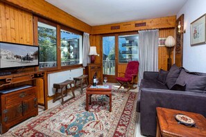Lounge with mountain views from the balcony