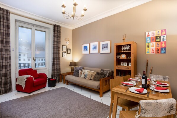 Open plan lounge & dining area