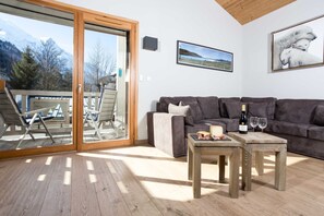 Lounge with south-facing balcony