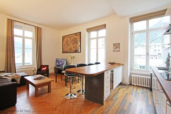 Modern kitchen with breakfast bar and dining table for 4