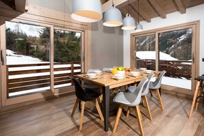 Dining room with up to 10 seats