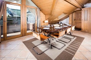 Dining area with seating for 6 people