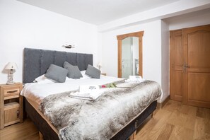 Master bedroom - double or twin beds with ensuite bathroom