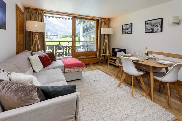 Lounge with balcony views of Le Savoy nursery ski area