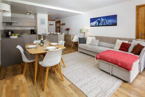 Open plan lounge, dining area & kitchen