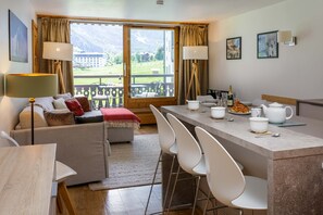Open plan lounge, dining area & kitchen