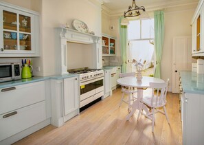 Kitchen with gas hob, table for 2 and a wide selection of crockery and cutlery