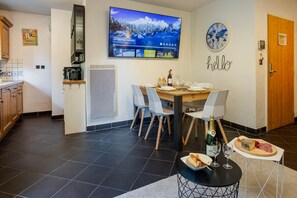 Living & dining area with seating for 6
