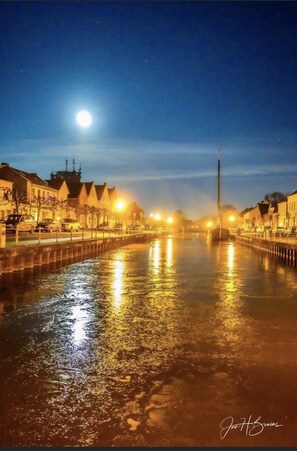 Auch in der Winterzeit schön. Hafenstimmung in Weener (Foto Jan Bruins)