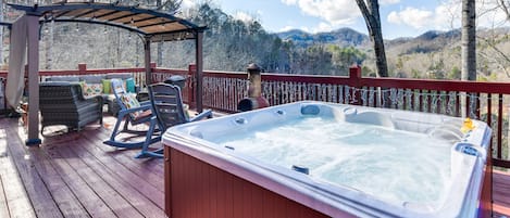 Almond Vacation Rental | 2BR | 1.5BA | 1,000 Sq Ft | Private Cabin