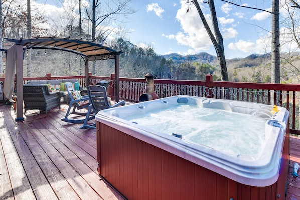 Almond Vacation Rental | 2BR | 1.5BA | 1,000 Sq Ft | Private Cabin