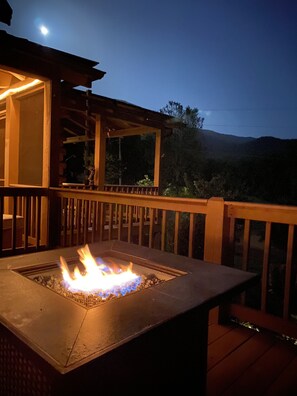 Enjoy the fire pit and night sky