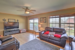 Living Room | Flat-Screen TV w/ DirecTV | Free WiFi