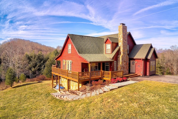 Piney Creek Vacation Rental | 7BR | 4BA | 3,800 Sq Ft | 3 Stories