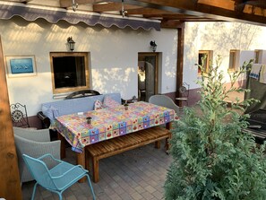 Überdachte Terrasse mit Grill