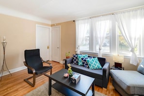 Living Room | Free WiFi | Central Air Conditioning/Heat | Smart TV