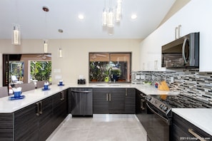 Open Kitchen with Breakfast bar