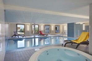 Indoor spa tub