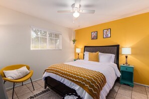 Guest room 1 with Queen bed