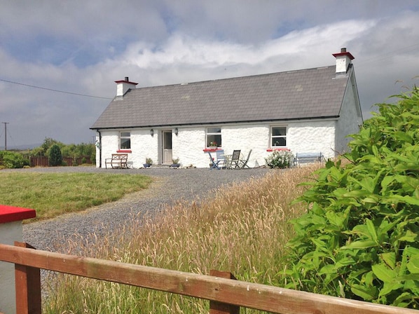 Little Irish Holiday Cottage, Beautiful Holiday Accommodation in Carrick, County Donegal