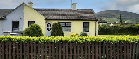 Garden Cottage, Tipperary, Rural Pet Friendly Holiday, Accommodation Available in Cahir, County Tipperary