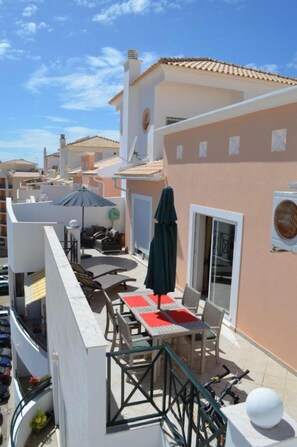 Panoramisch terras, 60 m2, voorzien van diverse zitjes en ligbedden en parasols.