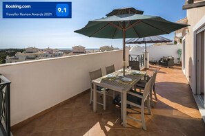 Panoramisch terras, 60 m2, voorzien van diverse zitjes en ligbedden en parasols