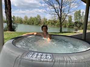 Outdoor spa tub