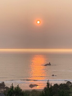 Living Room Sunset View of Pacific Ocean at Harris Beach