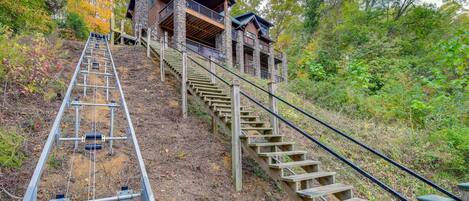 New Tazewell Vacation Rental | 4BD | 4.5BA | 3,400 Sq Ft | Steps Required