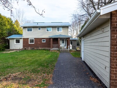 BEAUTIFUL FOUR SEASON WATERFRONT COTTAGE IN THE QUIET BAY!