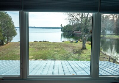 BEAUTIFUL FOUR SEASON WATERFRONT COTTAGE IN THE QUIET BAY!