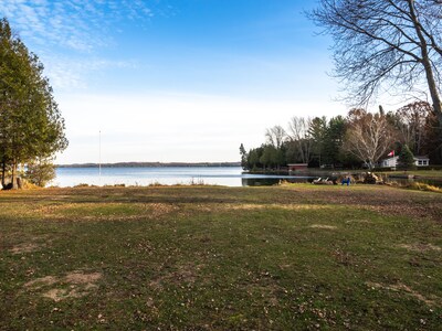 BEAUTIFUL FOUR SEASON WATERFRONT COTTAGE IN THE QUIET BAY!