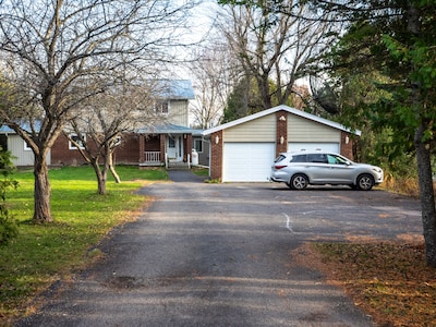 BEAUTIFUL FOUR SEASON WATERFRONT COTTAGE IN THE QUIET BAY!