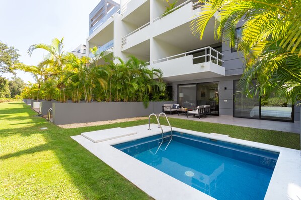 Scape from the cold weather!! Flat with private pool 