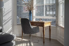 Lounge Desk