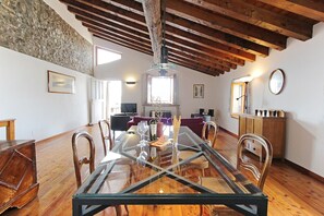 Grosse Wohnstube - mit Esstisch, Sofa, Fernseher, Stereoanlage, Internet Wifi
