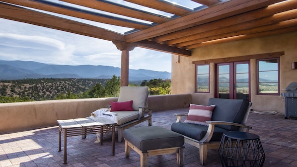 Portal lounging area with Sangre de Christos and infinity view to Colorado