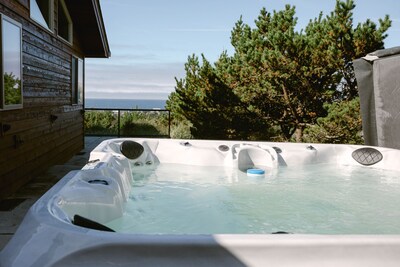 Luxury Oregon coast Beach House with panoramic views HOT TUB and SAUNA!