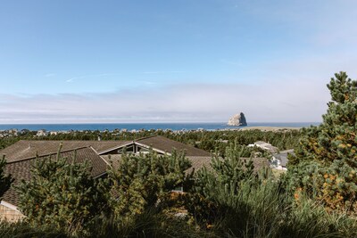 Luxury Oregon coast Beach House with panoramic views HOT TUB and SAUNA!