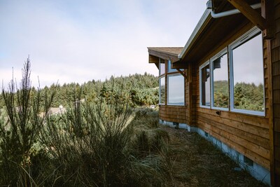 Luxury Oregon coast Beach House with panoramic views HOT TUB and SAUNA!