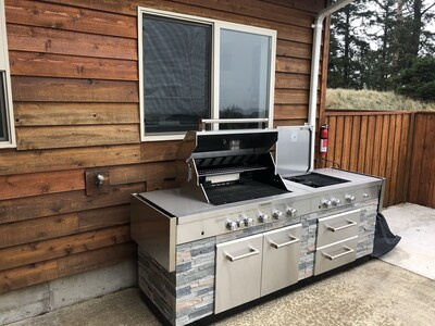 Luxury Oregon coast Beach House with panoramic views HOT TUB and SAUNA!