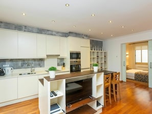 Countertop, Möbel, Eigentum, Cabinetry, Küche, Küchengerät, Holz, Herd, Interior Design, Tabelle