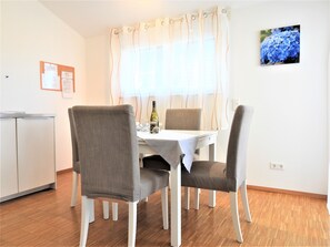 Ferienwohnung E7 mit Balkon, 62qm. 1 Schlafzimmer, max. 4 Personen-Essbereich