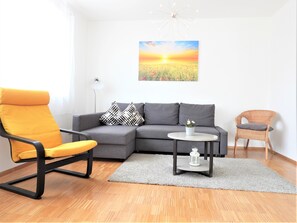 Ferienwohnung E5 mit Balkon, 70 qm, 2 Schlafzimmer, max. 5 Personen-Wohnzimmer