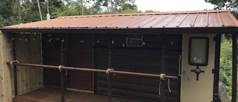 Cowboy Retreat is a 120 square feet tiny home. with fire pit and wifi. 