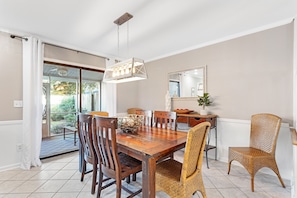 Dining Area (Seats 6 Comfortably)