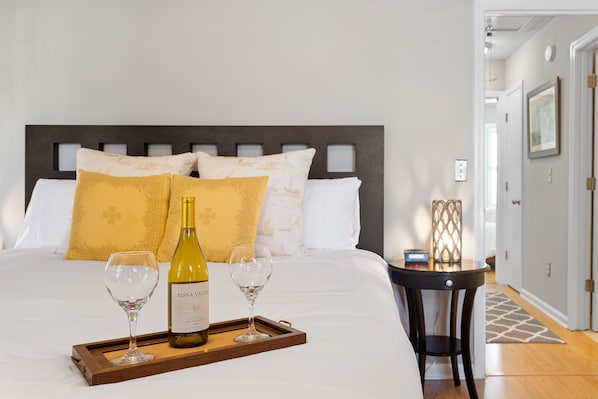 Bedroom 1 (King Bed)