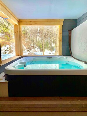Indoor spa tub
