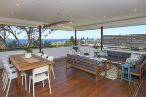 Entertaining deck with outdoor dining